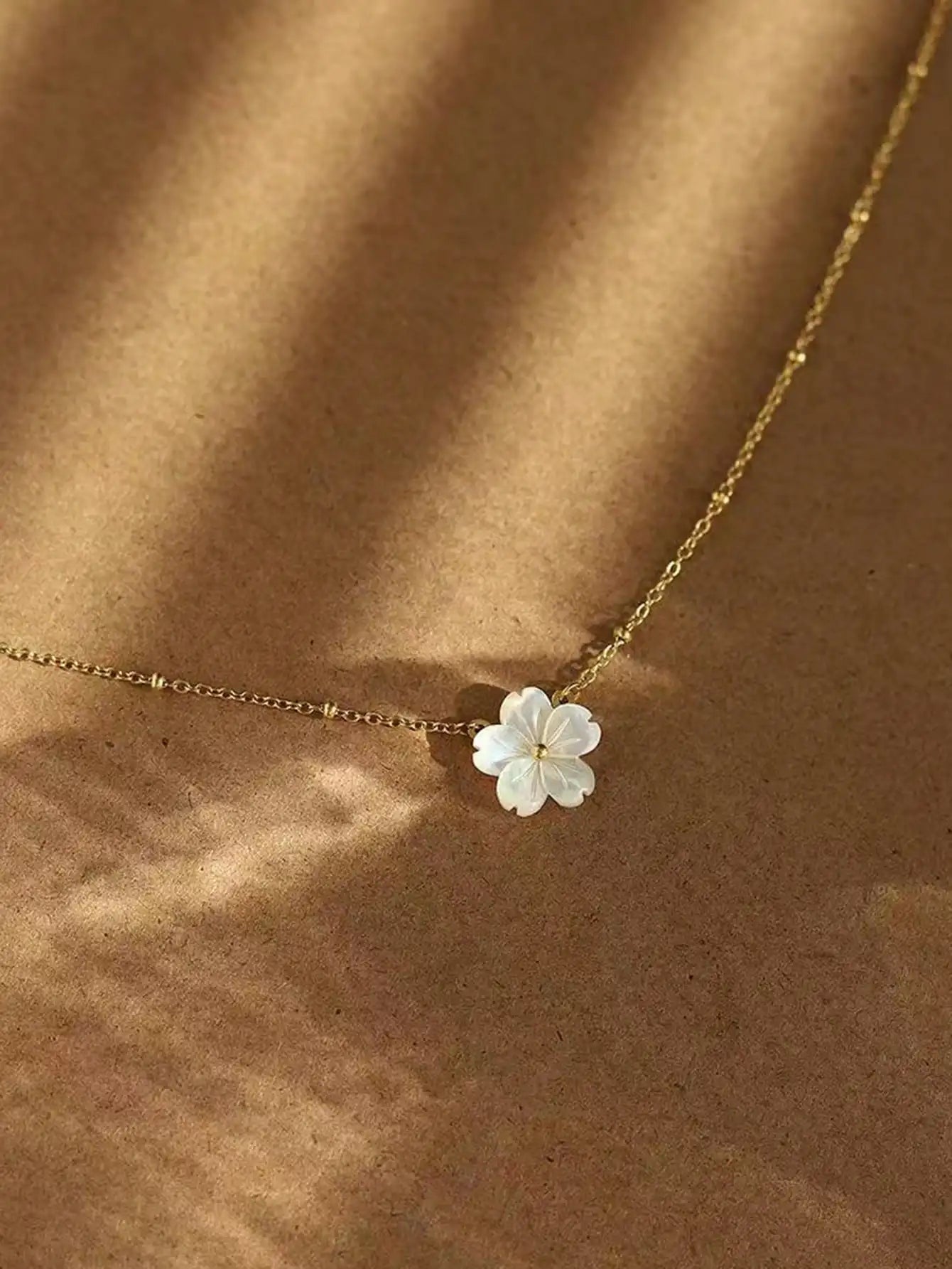 1Pc Stainless Steel Romantic White Shell Flower & Floral Pendant Necklace, French Retro Clavicle Chain Elegant Daily Wear for W
