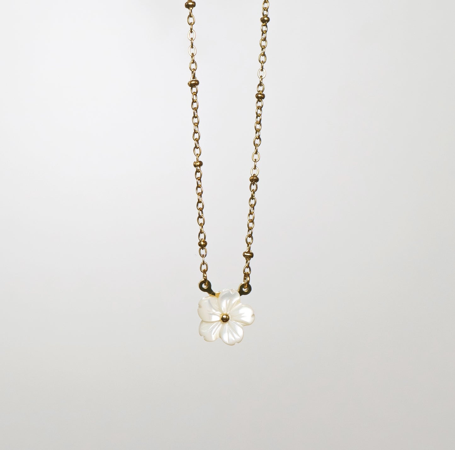 1Pc Stainless Steel Romantic White Shell Flower & Floral Pendant Necklace, French Retro Clavicle Chain Elegant Daily Wear for W