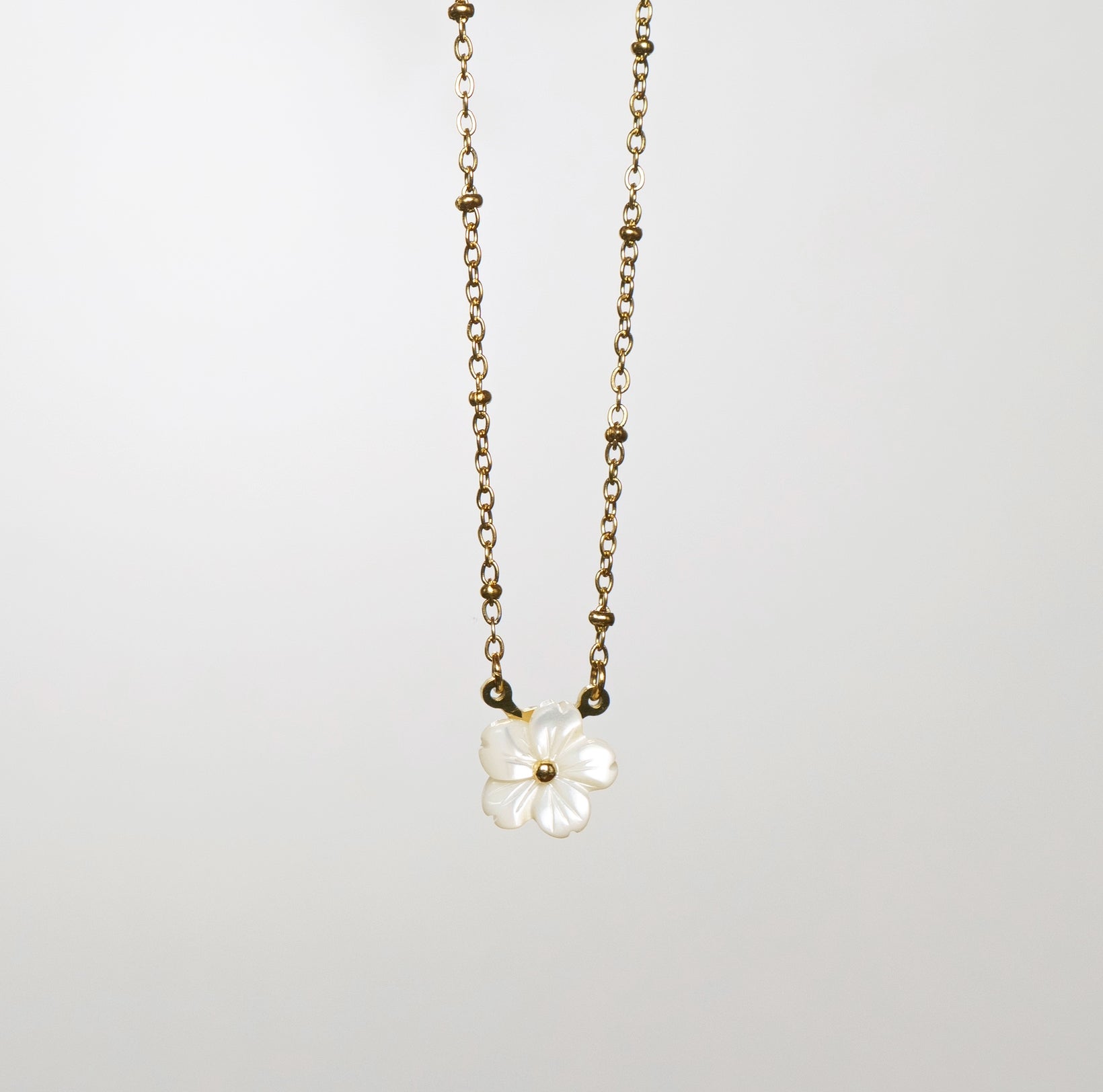 1Pc Stainless Steel Romantic White Shell Flower & Floral Pendant Necklace, French Retro Clavicle Chain Elegant Daily Wear for W