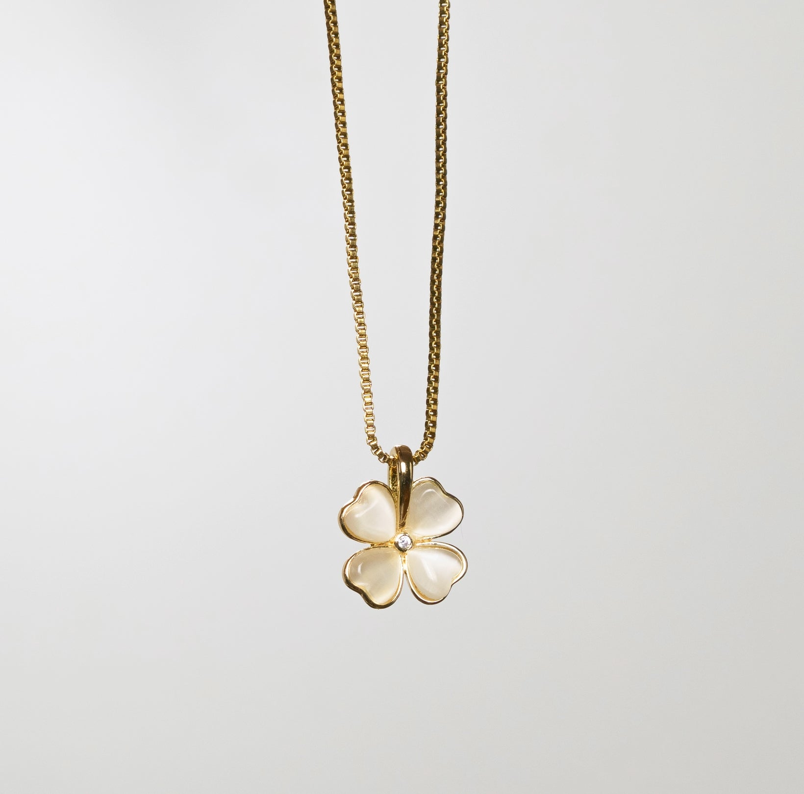 Exquisite Love Beautiful Flower Necklace Fashion Classic Geometric Niche Light Luxury Stainless Steel Clavicle Chain