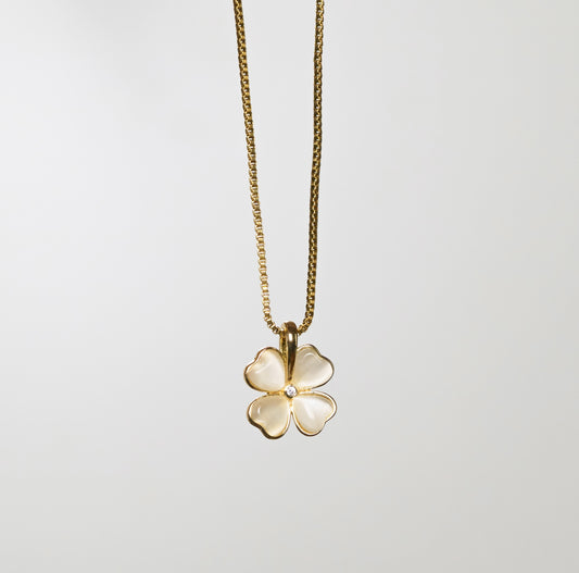 Exquisite Love Beautiful Flower Necklace Fashion Classic Geometric Niche Light Luxury Stainless Steel Clavicle Chain