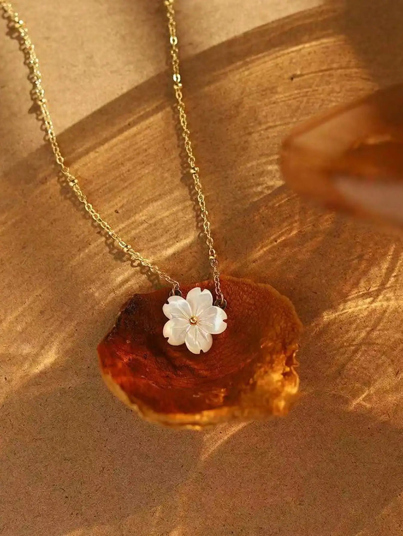 1Pc Stainless Steel Romantic White Shell Flower & Floral Pendant Necklace, French Retro Clavicle Chain Elegant Daily Wear for W