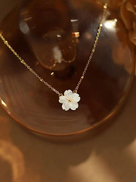 1Pc Stainless Steel Romantic White Shell Flower & Floral Pendant Necklace, French Retro Clavicle Chain Elegant Daily Wear for W